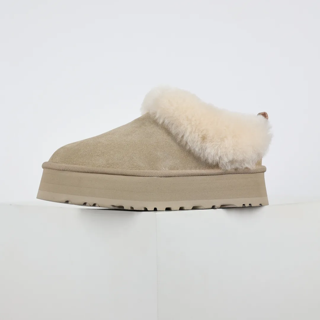 Pick up locally 💰600 Core recommended good price Independently developed original outsole, cashmere insole, keeping warm in winter, suitable for home use. In recent years, uug has launched a style series, which is partially skewed towards the preferences of young consumers, and has also been at the forefront of fashion trends. Shoe body material, water-repellent coated suede upper, 17mm UGGPURE™ implanted wool insole, lightweight non-slip and comfortable rubber outsole, with brand LOGO, complete packaging, size: 35 36 37 38 39 40